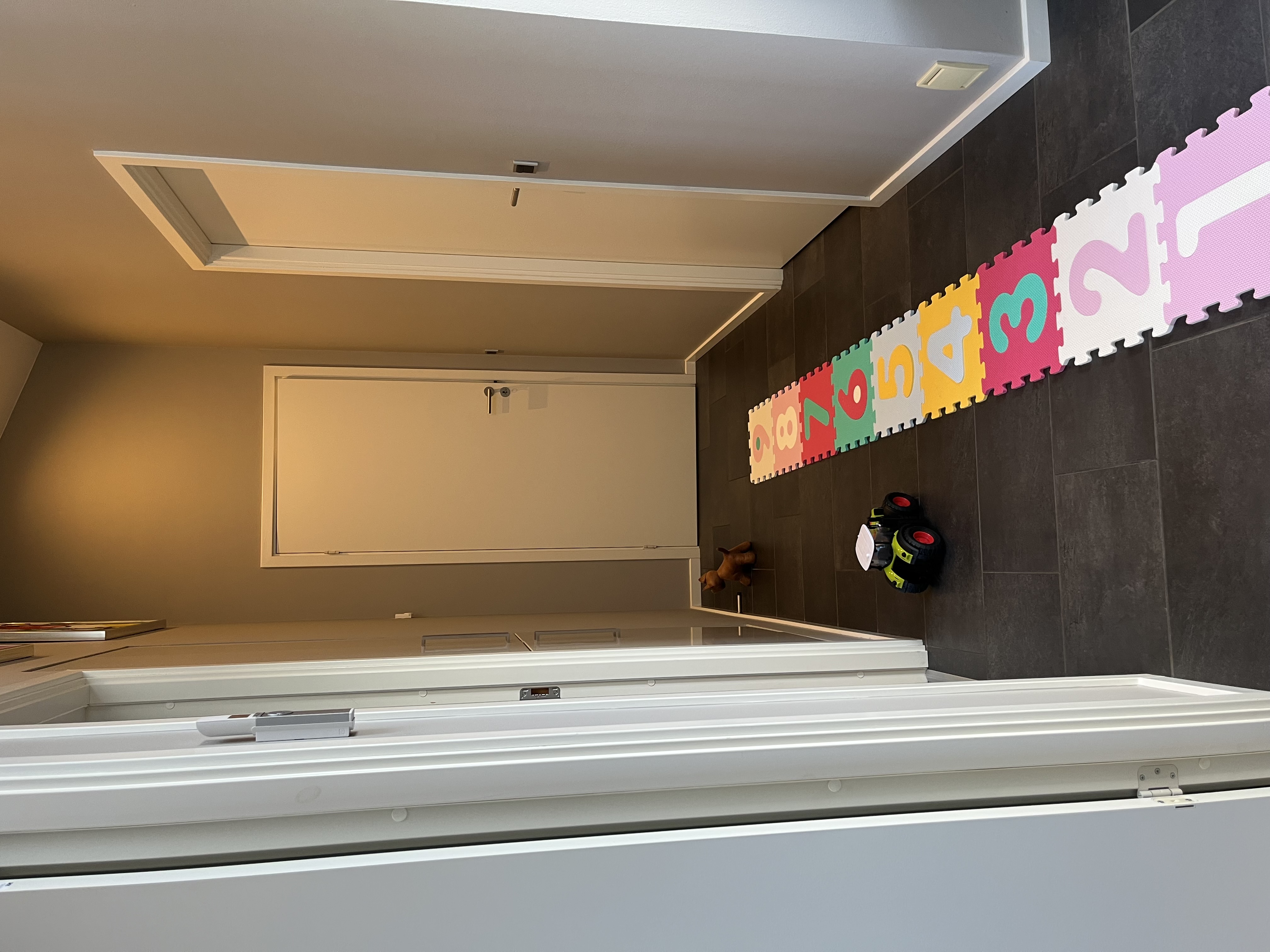 Billede af Janes gang med plads til leg.