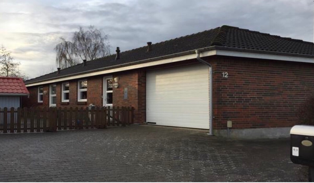 Gurlis hus set ude forfra med indkørsel